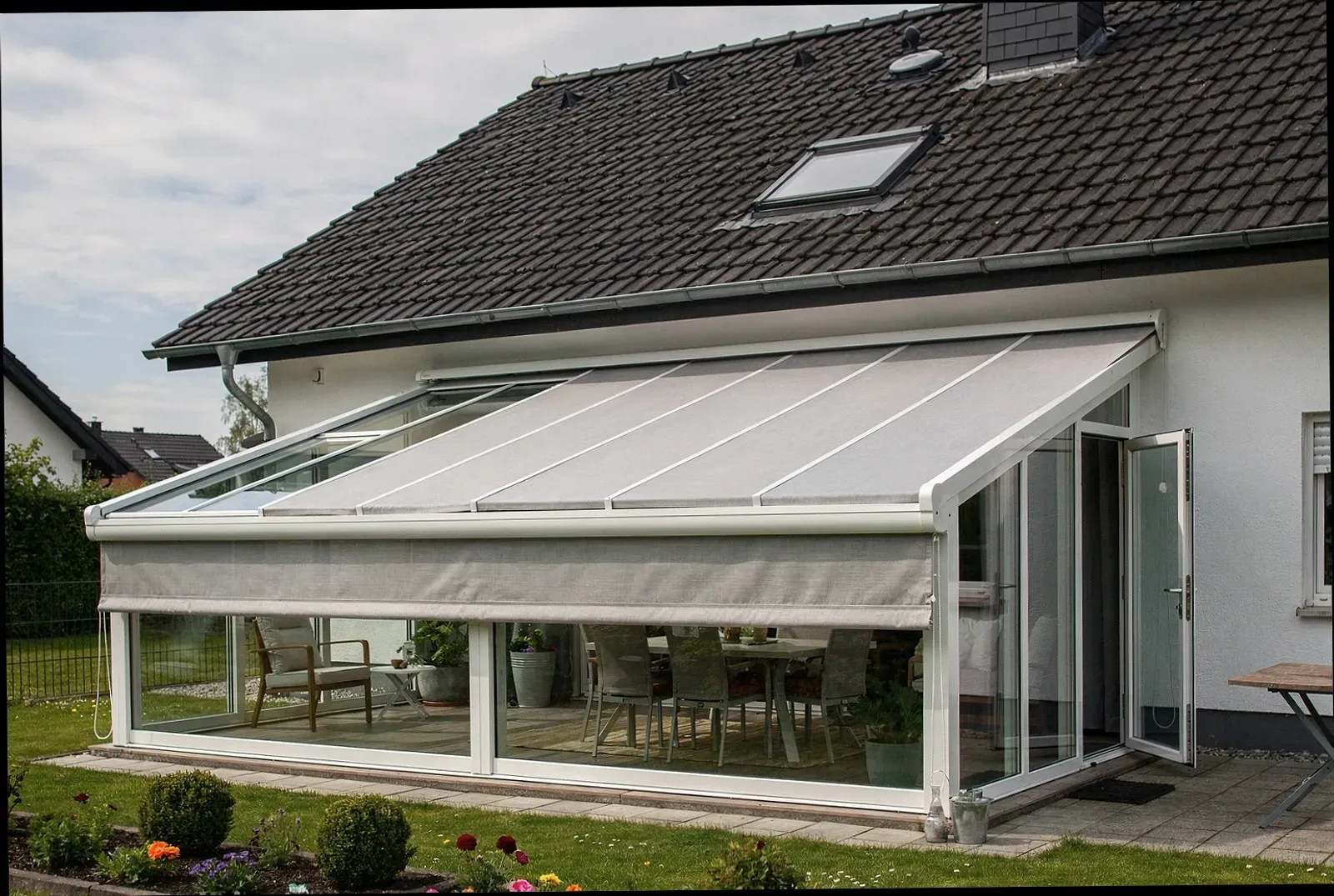Markise über dem Glasdach eines Wintergartens in Kassel