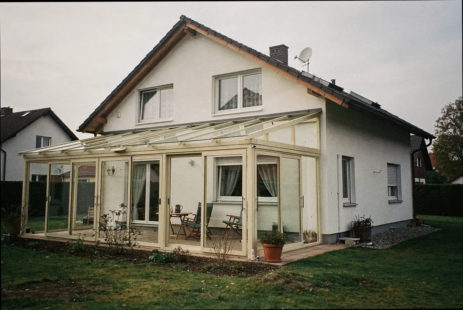 Holz-Wintergarten an der Terrasse eines Hauses in Kassel
